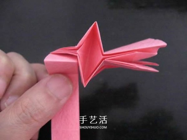 Giving a small gift to your first love! Illustration of folding origami rose ring