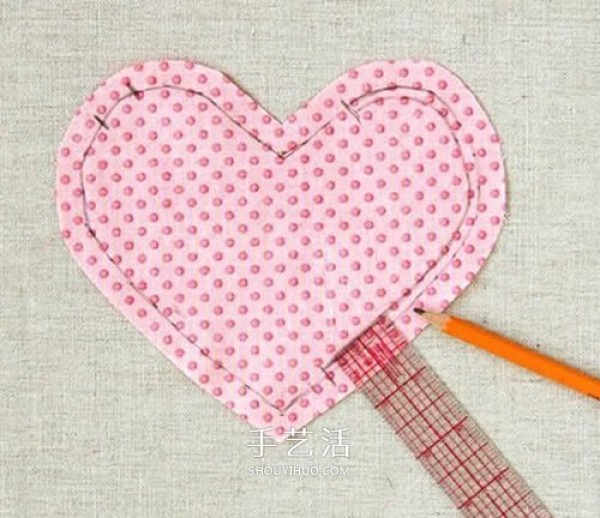 How to make a homemade love coin purse with illustrations of making a heart-shaped coin purse