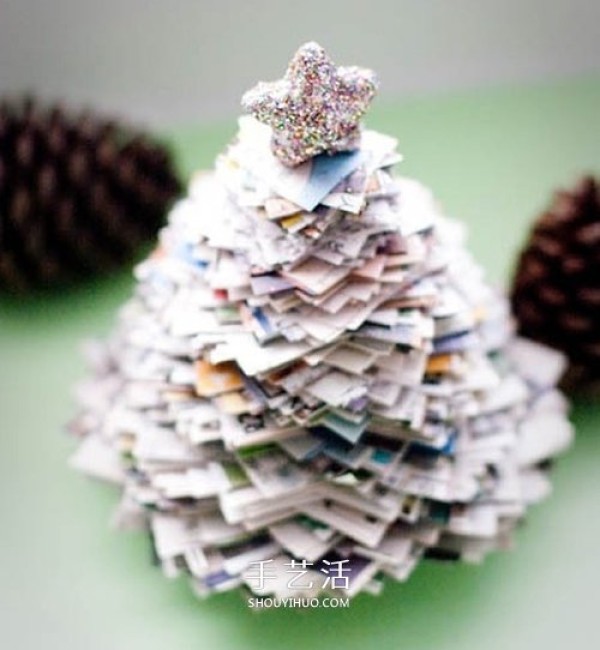 The way to make a Christmas tree from waste newspapers and magazines is simple and beautiful