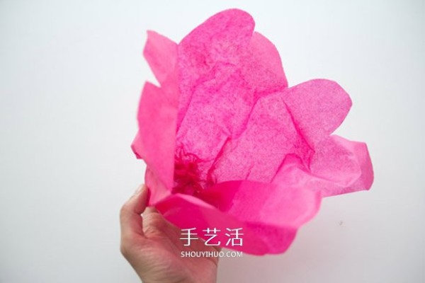 Hide the spring at home and use tissue paper to make hand-made flowers to decorate the walls