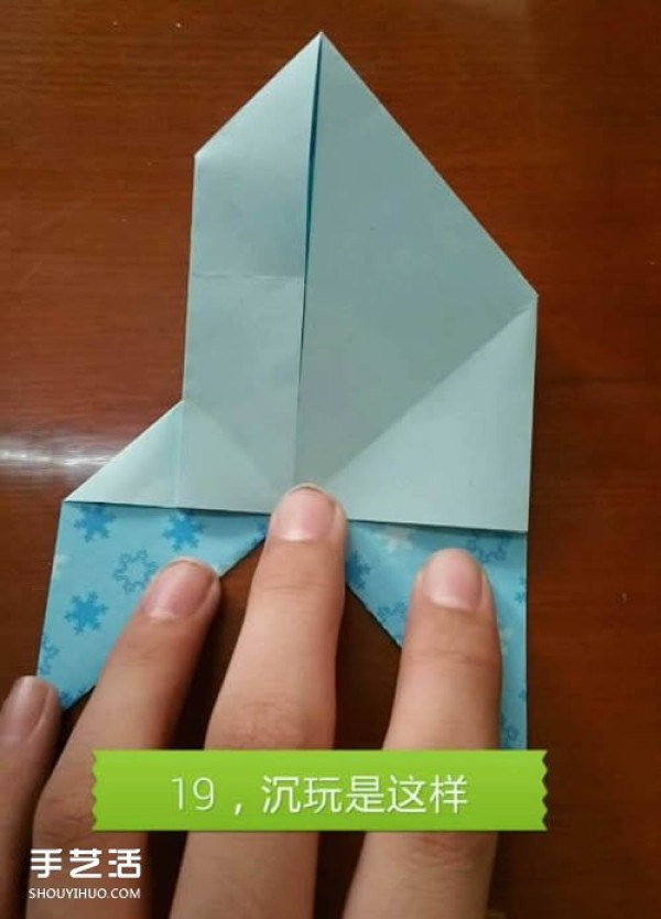 Illustrations on how to fold a butterfly flying into a heart, step-by-step instructions on origami with a butterflys heart shape