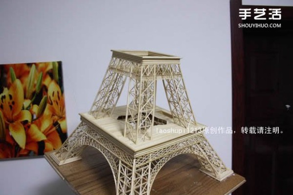 A detailed illustrated tutorial on making a model of the Eiffel Tower using chopsticks and bamboo skewers