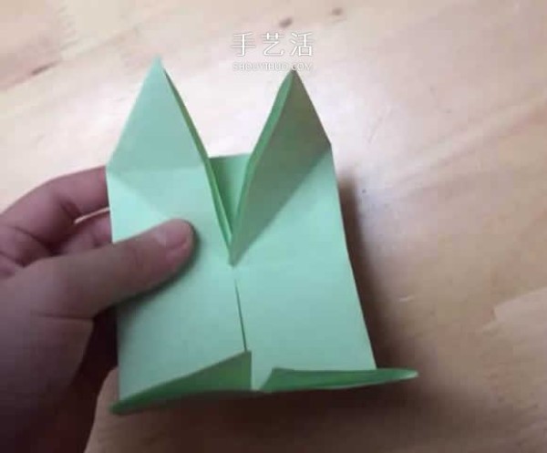 How to fold a spinning paper top with a simple flower-shaped top origami tutorial