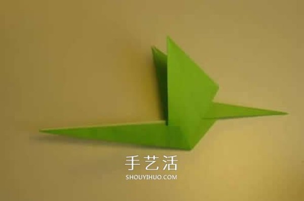 Step-by-step diagrams of hand-made origami pterosaurs. Illustrated process of folding pterosaurs