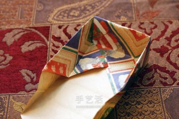 Illustration of the origami method of a cute and beautiful square gift box