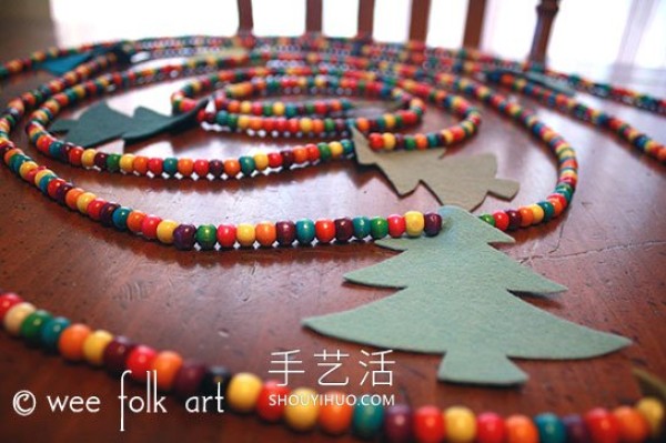 Tutorial on how to make simple beaded handmade Christmas decorations