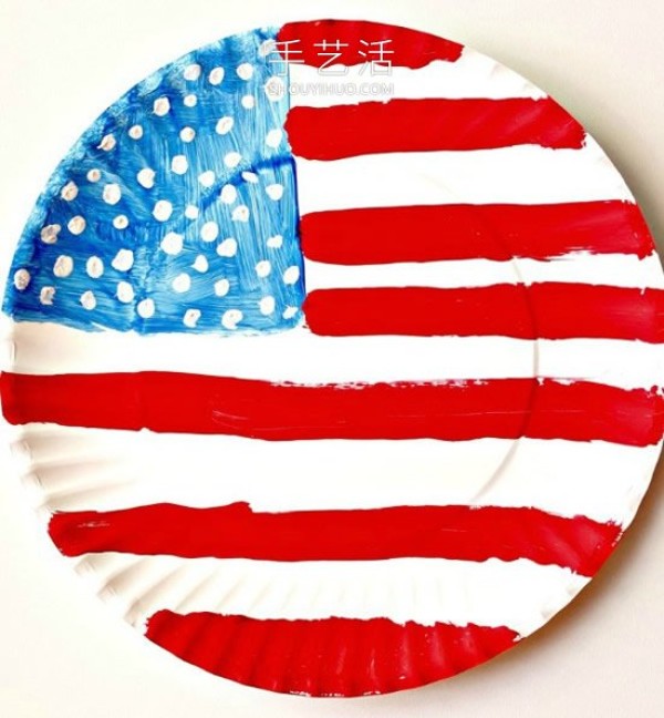 Tutorial on how to make a handmade American flag on a paper plate in kindergarten