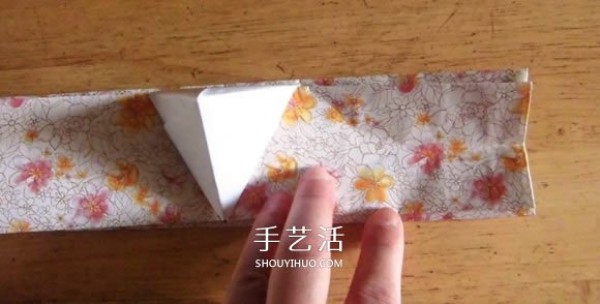 Detailed step-by-step diagram of the folding method of hand-made origami rice dumplings for the Dragon Boat Festival