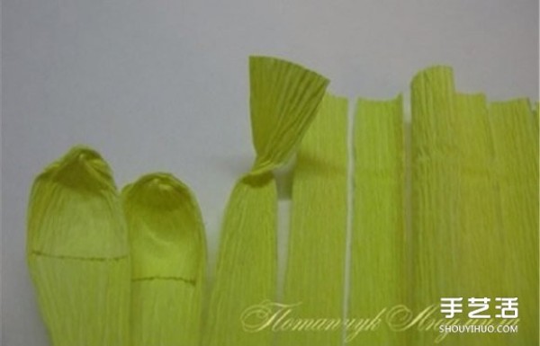 The folding method of crepe paper chrysanthemums and the tutorial on how to make yellow chrysanthemums