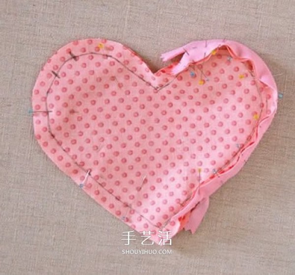 How to make a homemade love coin purse with illustrations of making a heart-shaped coin purse