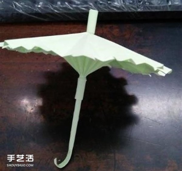 The folding method of a small three-dimensional umbrella illustrates how to make a paper umbrella for children