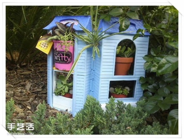 The "bakery" flowerpot stand in the garden transformed by handmade old toys