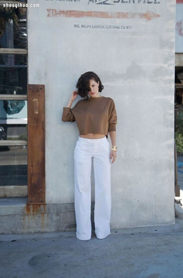 Wide-leg trousers are back in fashion for girls in autumn and winter