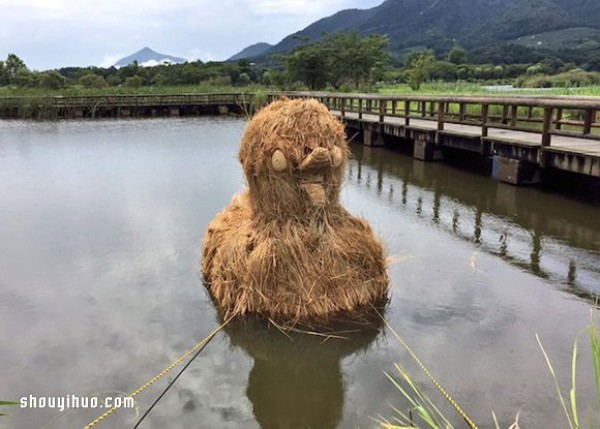 Japanese Rice Straw Art Festival uses useless straw to make large sculptures