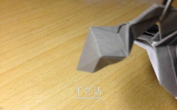 The origami method of an excavator illustrates the folding process of a manual excavator