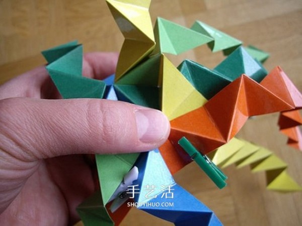 The steps of folding a paper ball and the picture of the detailed steps of origami balls