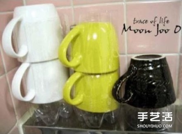 Plastic bottle waste is used to DIY a dish and cup storage rack