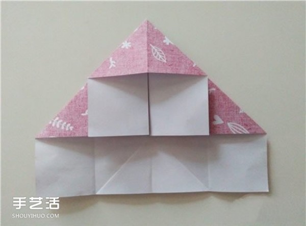 Illustration of the origami method of playing card diamonds and hearts