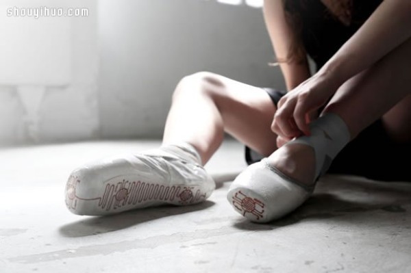 Smart ballet shoes with electronic device