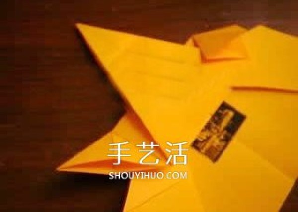 How to fold a good-looking paper airplane. Illustrated tutorial for children to fold a beautiful airplane.