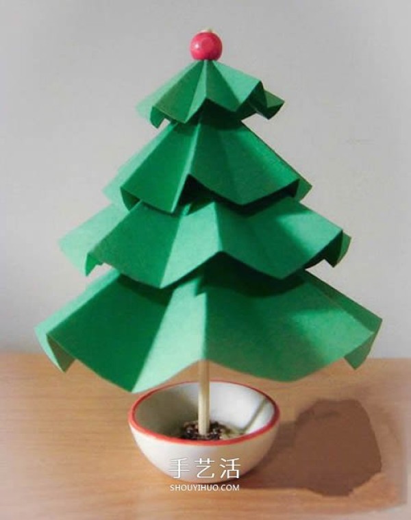 Illustration of how to make a three-dimensional Christmas tree from cardboard