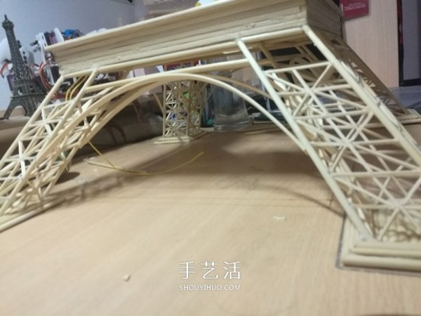 Detailed illustrated tutorial on hand-made Eiffel Tower model with bamboo sticks