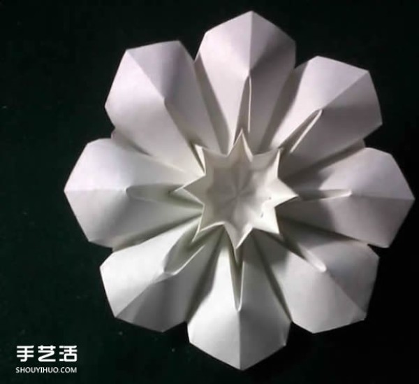 Three methods of origami with an eight-petaled flower, illustrated with a step-by-step diagram of the folding of an eight-petaled flower