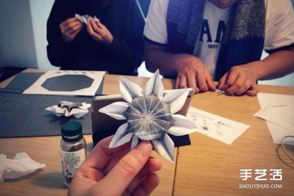 The folding methods of sunflowers illustrates the process of handmade origami sunflowers