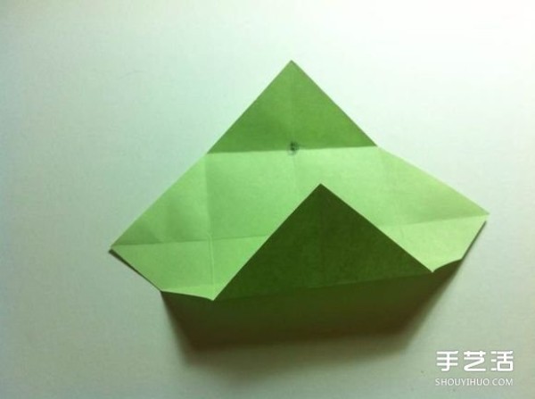 A piece of paper to fold a four-leaf clover, an illustration of the steps to fold a creative four-leaf clover