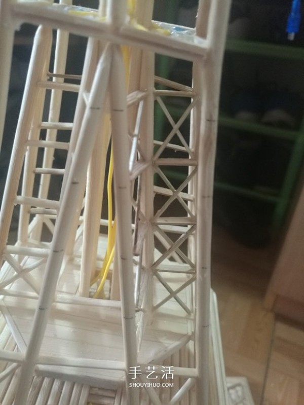 Detailed illustrated tutorial on hand-made Eiffel Tower model with bamboo sticks