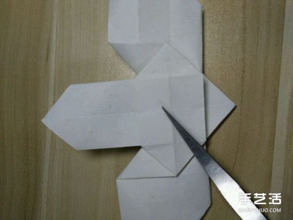 Flying origami heart with steps to fold a heart-shaped with wings