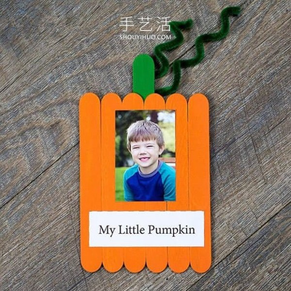 Tutorial on how to make a Halloween pumpkin photo frame with ice cream sticks