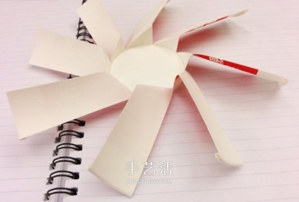 Use paper cups to make windmills, steps to make paper cup pinwheels, pictures of how to make them