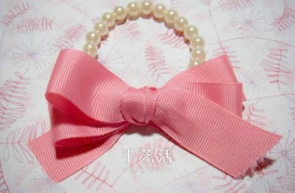 Super simple DIY pearl bracelet, use a ribbon to attach a bow to the bracelet