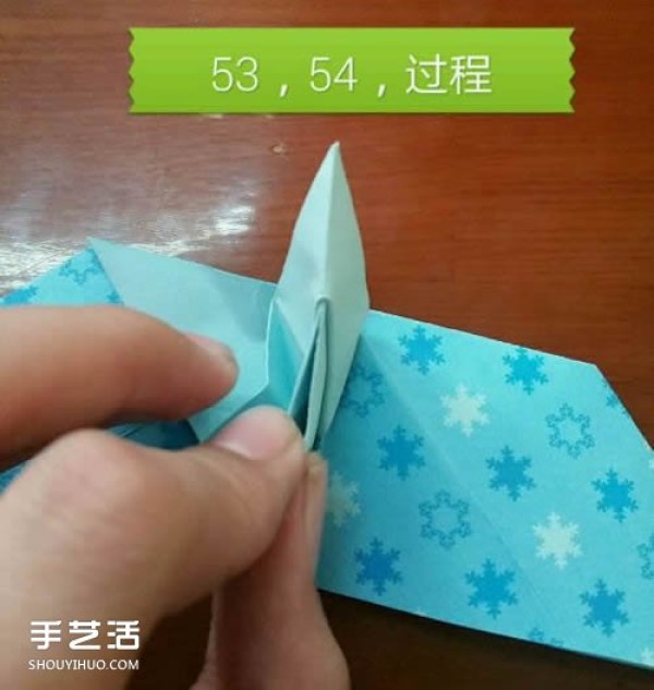 Illustrations on how to fold a butterfly flying into a heart, step-by-step instructions on origami with a butterflys heart shape