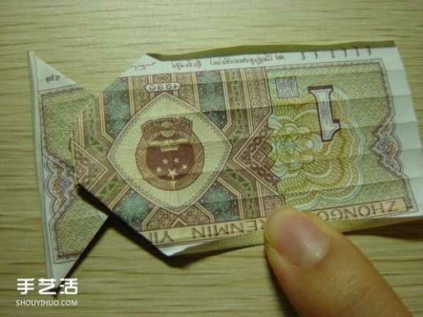 Paper money origami camera illustration and a detailed explanation of how to fold a dollar bill into a camera