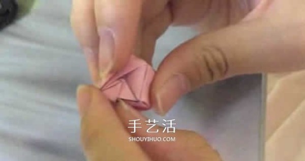 Tutorial on folding flowers on sticky notes with mini rose origami illustrations