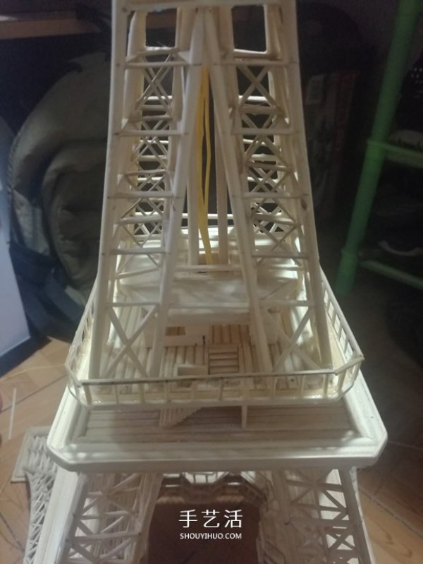 Detailed illustrated tutorial on hand-made Eiffel Tower model with bamboo sticks