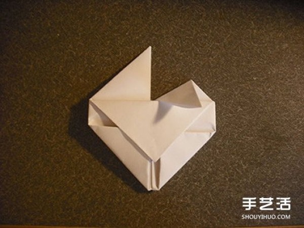 Three-dimensional heart-shaped origami diagram showing the steps of folding a three-dimensional love