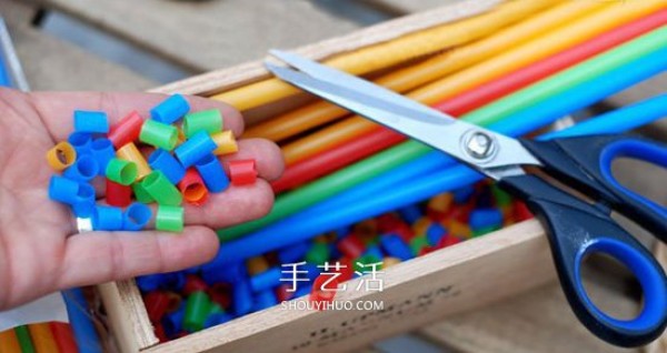 A gorgeous rainbow around your neck! How to make beautiful necklaces by hand using straws