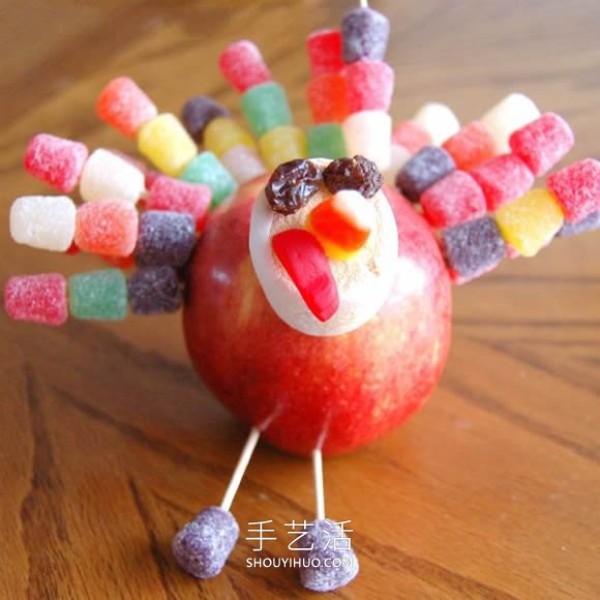 Tutorial on how to make a Thanksgiving Candy Turkey for children