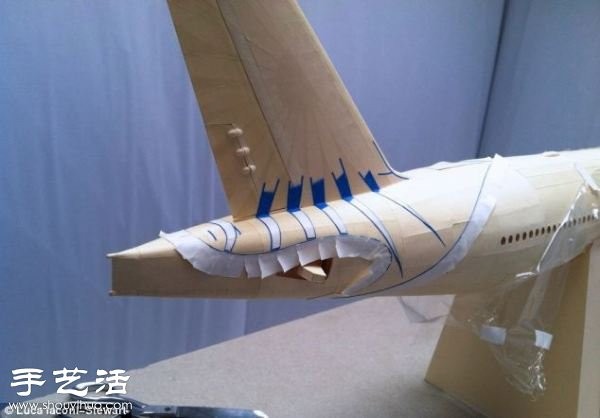 Cardboard DIY to make ultra-fine Boeing 777 airplane model