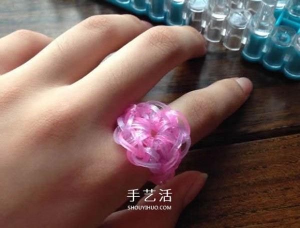 How to braid a ring with rubber bands into a beautiful flower shape