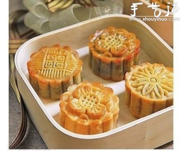 How to make Cantonese-style egg yolk mooncakes