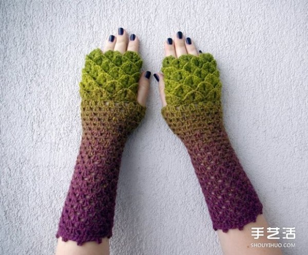 Hand-knitted dragon scale gloves with gradient wool keep you warm and refreshing in winter