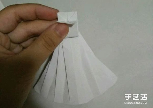 How to fold an origami wedding dress, illustrate the origami method of a wedding dress with steps