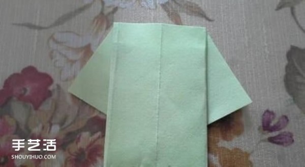 The folding method of a simple shirt illustrates the steps of childrens handmade origami shirts