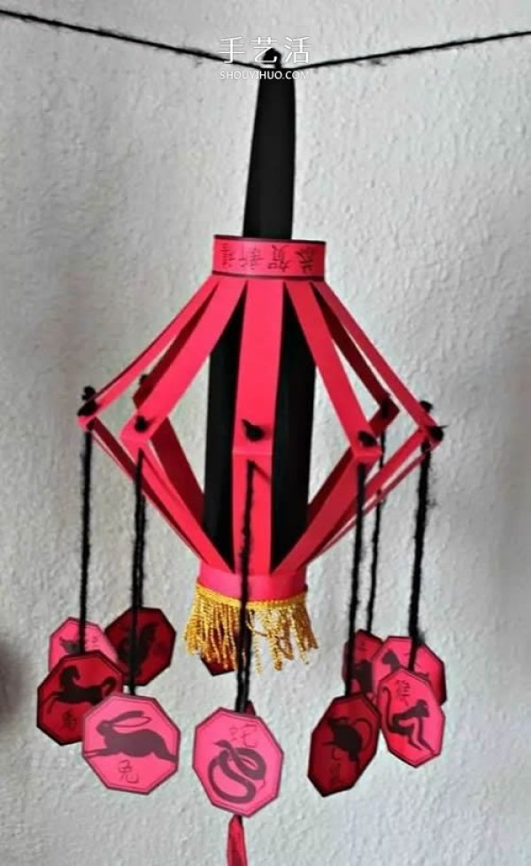 Illustration of how children make simple red lanterns with New Year paper lanterns by hand