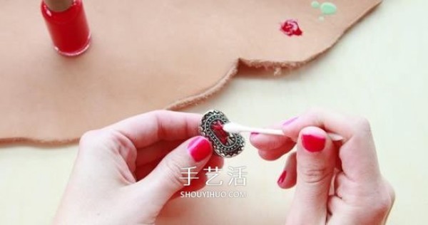 A simple makeover of nail polish makes metal rings have beautiful colors