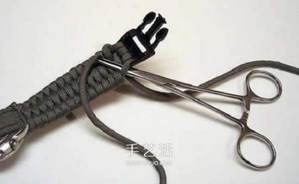 The weaving method of paracord watch strap and the illustration of weaving the watch strap with paracord